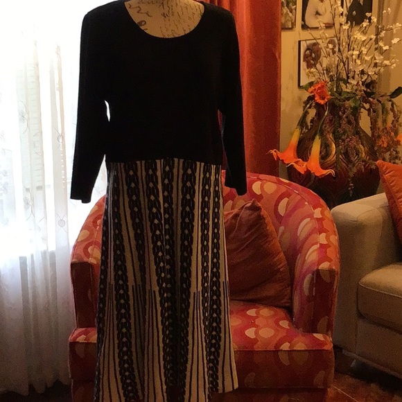 Black and White Sweater Dress - Picture 3 of 11